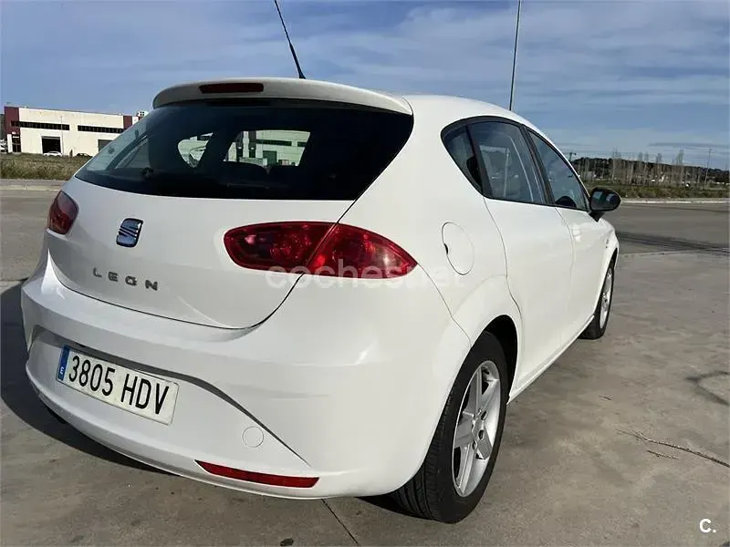 Usado Seat Leon Reference 125 CV (91 kW) 2011 Blanco Utilitario