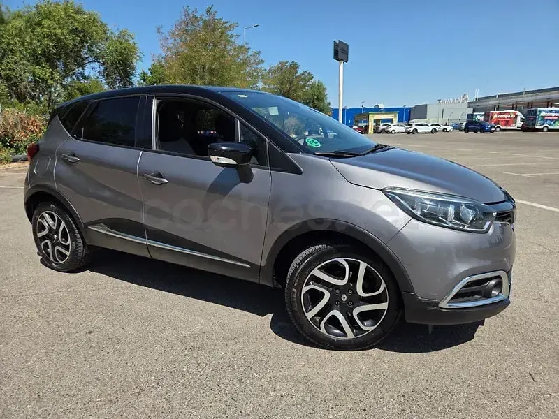 Usado Renault Captur Zen 110 CV (80 kW) 2015 Gris / plata SUV