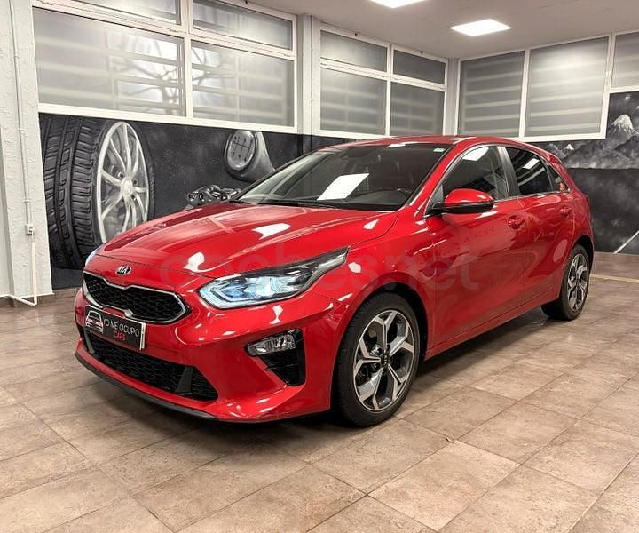 Usado Kia Ceed 160 CV (117 kW) 2022 Granate Utilitario
