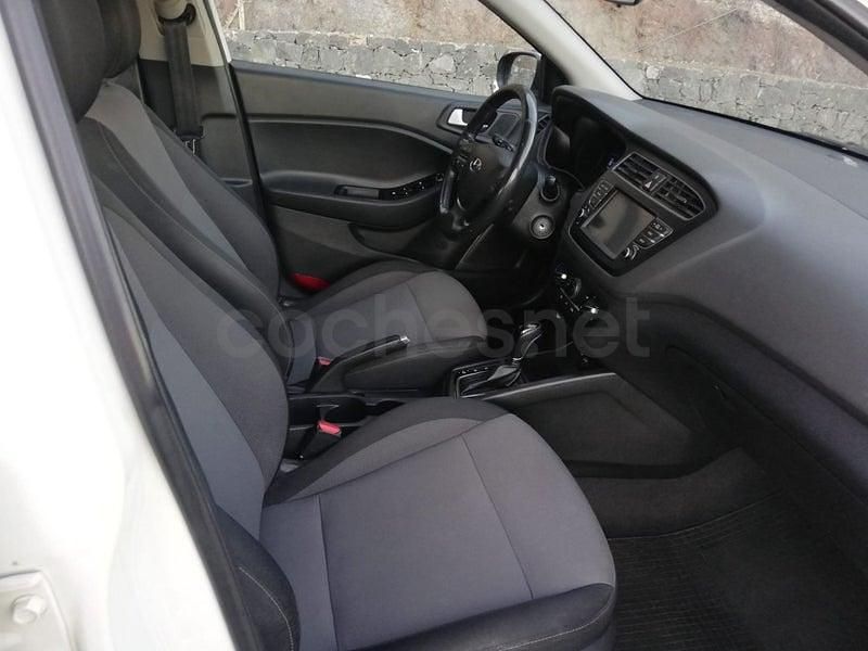 Usado Hyundai i20 100 CV (73 kW) 2019 Blanco Berlina