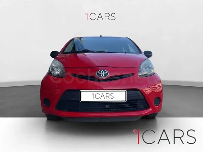 Usado Toyota Aygo City 68 CV (50 kW) 2013 Rojo Utilitario