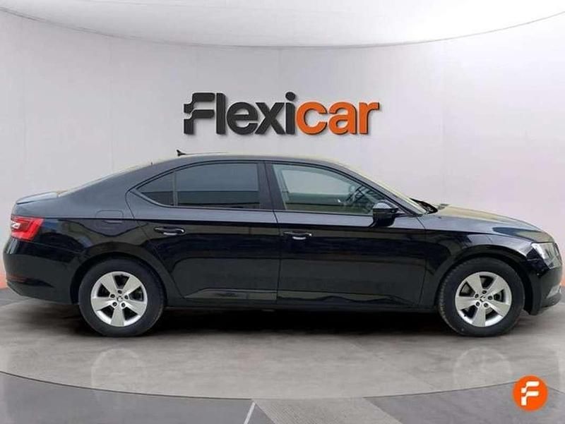 Usado Skoda Superb Active 150 CV (110 kW) 2018 Negro Familiar