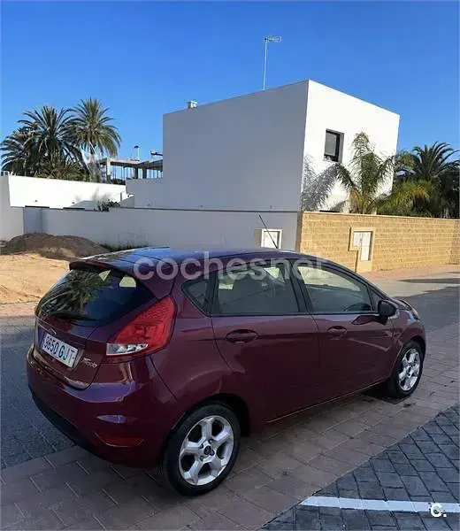 Usado Ford Fiesta Trend 82 CV (60 kW) 2009 Granate Berlina