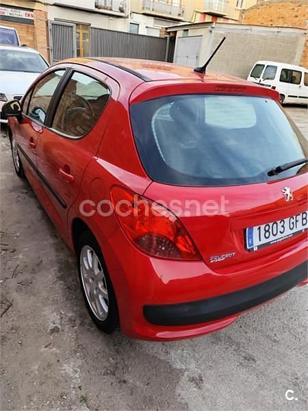 Rojo Usado 2008 Peugeot 207 Premium Berlina | 3900 € (Precio justo) - Imagen 1/4