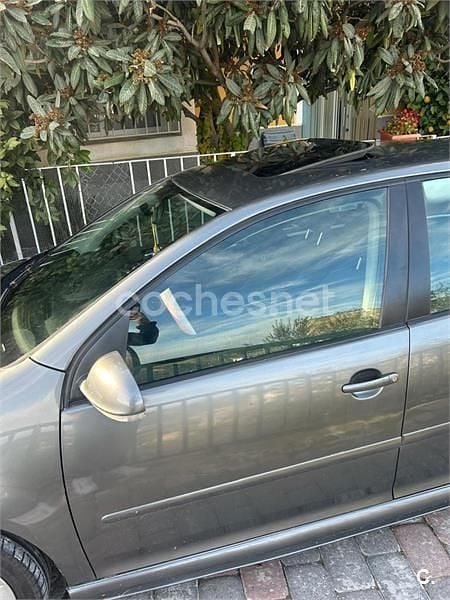 Usado VW Golf V Highline 105 CV (77 kW) 2007 Gris / plata Berlina