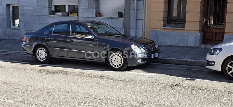 Usado Mercedes E220 Elegance 150 CV (110 kW) 2005 Azul Berlina