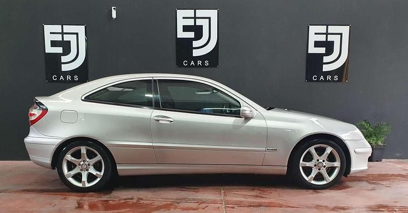 Usado Mercedes C180 Classic 143 CV (105 kW) 2008 Gris Coupe