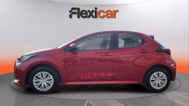 Usado Toyota Yaris Hybrid Active 116 CV (85 kW) 2023 Rojo Berlina