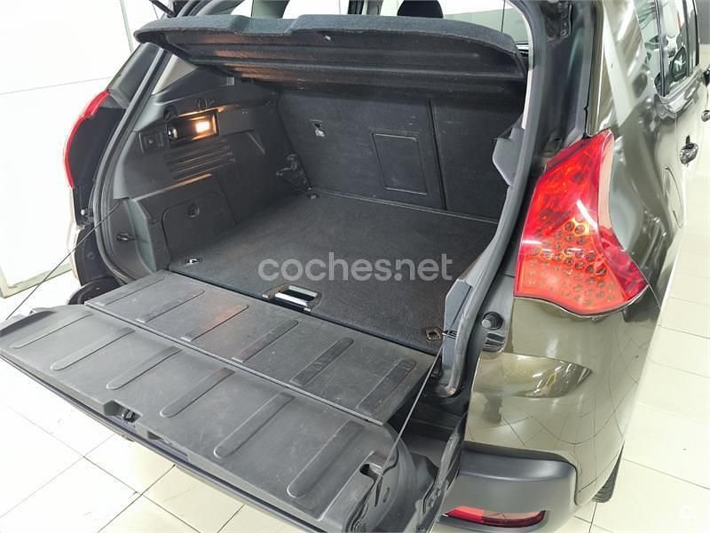 Usado Peugeot 3008 112 CV (82 kW) 2010 Marrón Familiar