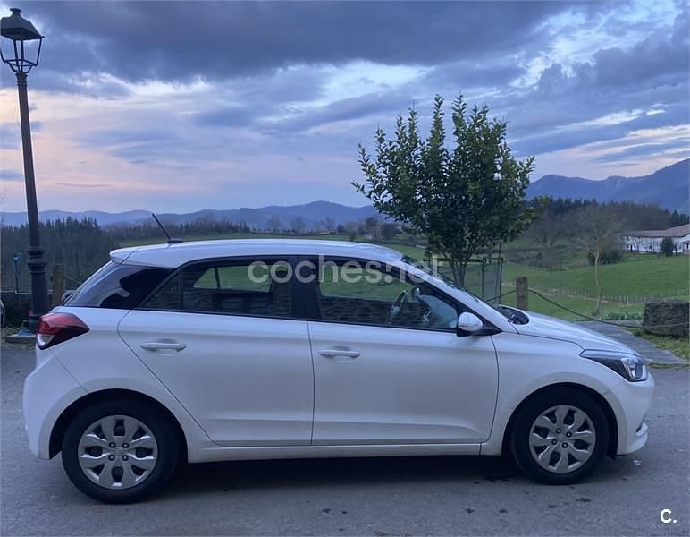 Usado Hyundai i20 84 CV (61 kW) 2018 Blanco Berlina