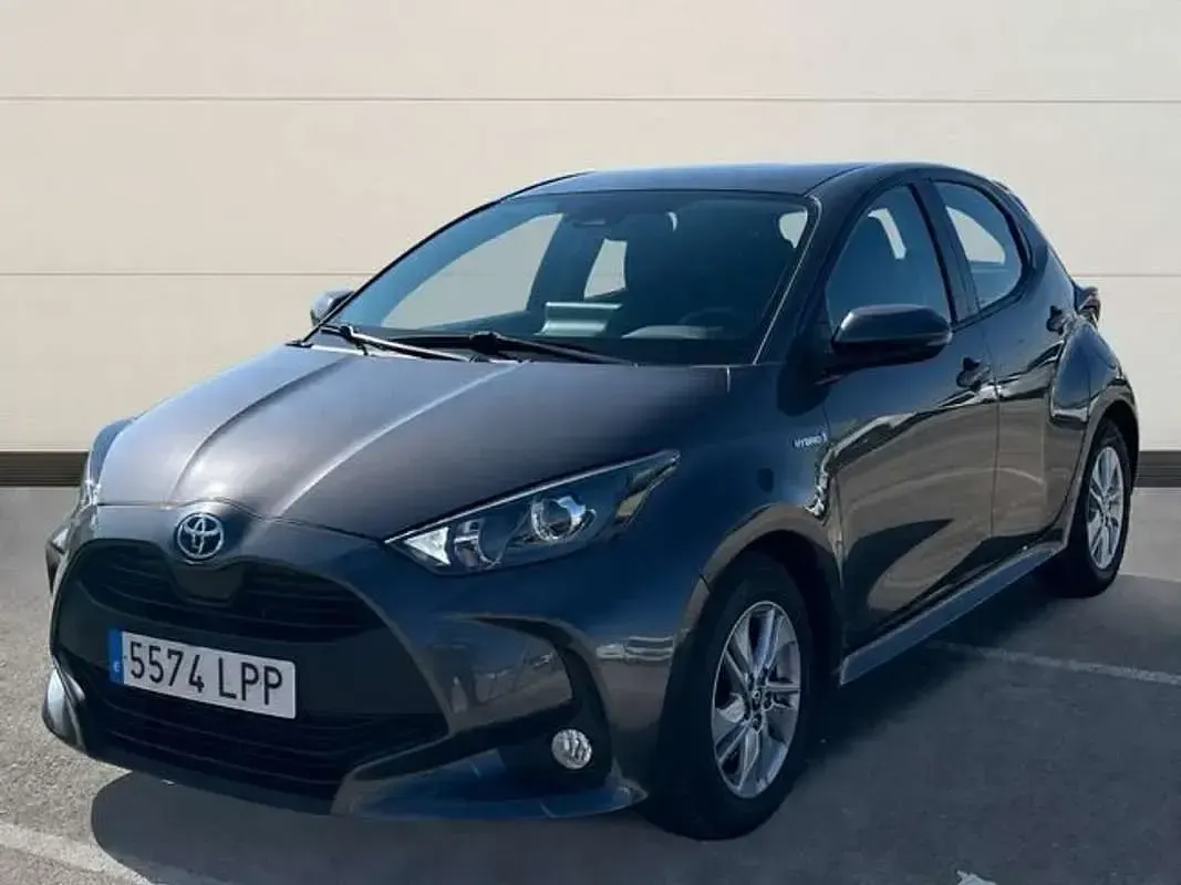 Usado Toyota Yaris Hybrid Active 116 CV (85 kW) 2021 Gris Berlina