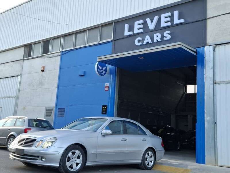 Plateado Usado 2005 Mercedes E320 Berlina | 9990 € (Un poco caro) - Imagen 1/4
