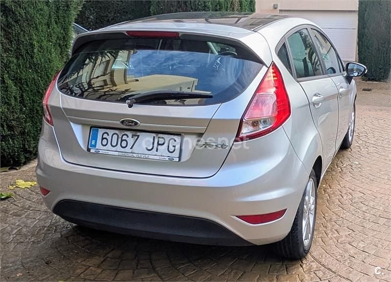 Usado Ford Fiesta Trend 82 CV (60 kW) 2016 Gris / plata Berlina