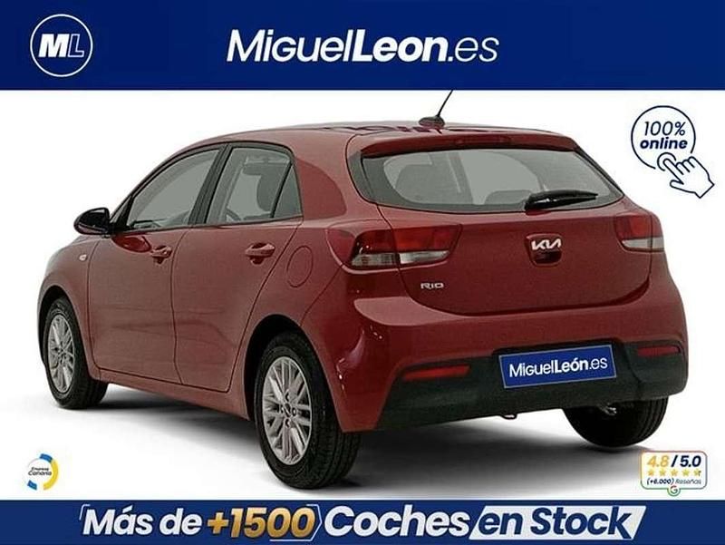 Usado Kia Rio 84 CV (61 kW) 2022 Rojo Utilitario