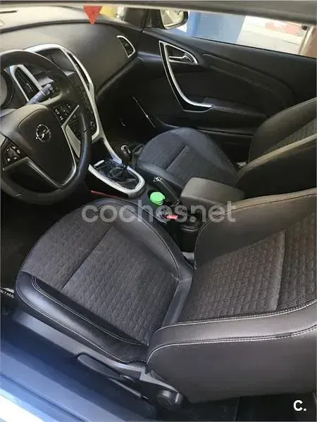 Usado Opel Astra GTC Sportive 140 CV (102 kW) 2015 Negro Berlina