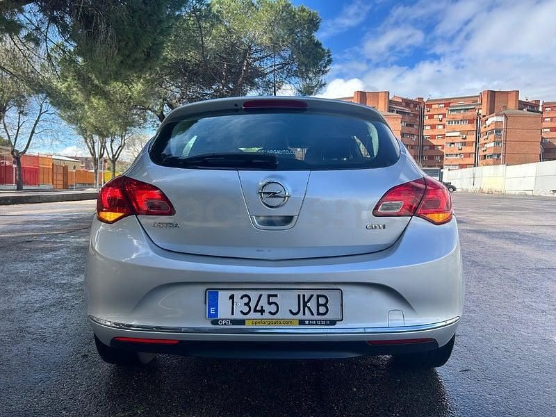 Usado Opel Astra Selective 110 CV (80 kW) 2016 Gris / plata Berlina