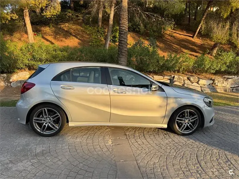 Usado Mercedes A180 AMG line 122 CV (89 kW) 2016 Gris / plata Utilitario