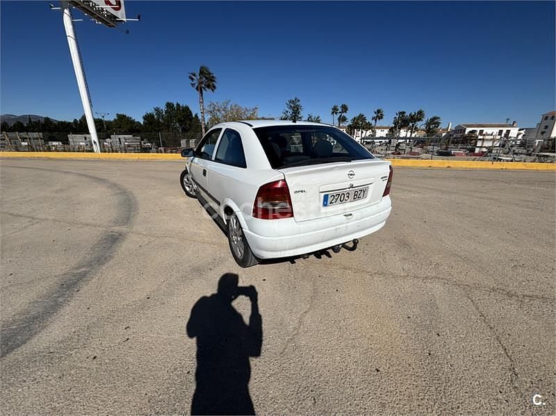 Usado Opel Astra Edition 100 CV (73 kW) 2002 Blanco Berlina