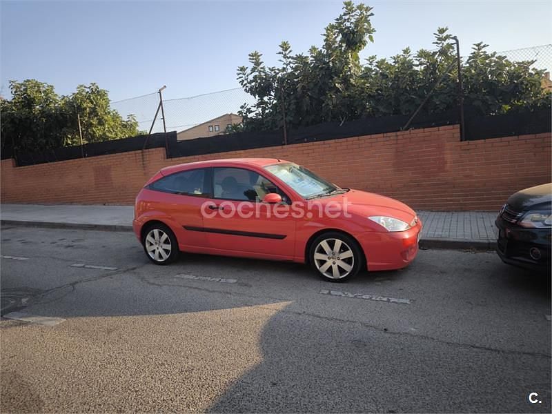 Usado Ford Focus Trend 115 CV (84 kW) 2004 Rojo Berlina