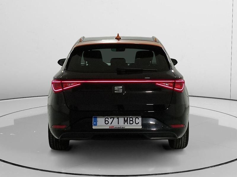 Usado Seat Leon Style 116 CV (85 kW) 2022 Negro Familiar