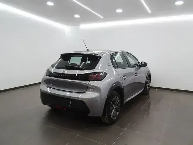 Usado Peugeot e-208 Active 100 kW (136 CV) 2022 Gris Utilitario