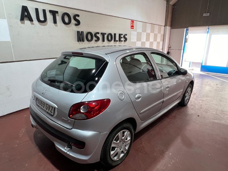 Usado Peugeot 206 75 CV (55 kW) 2010 Gris / plata Berlina