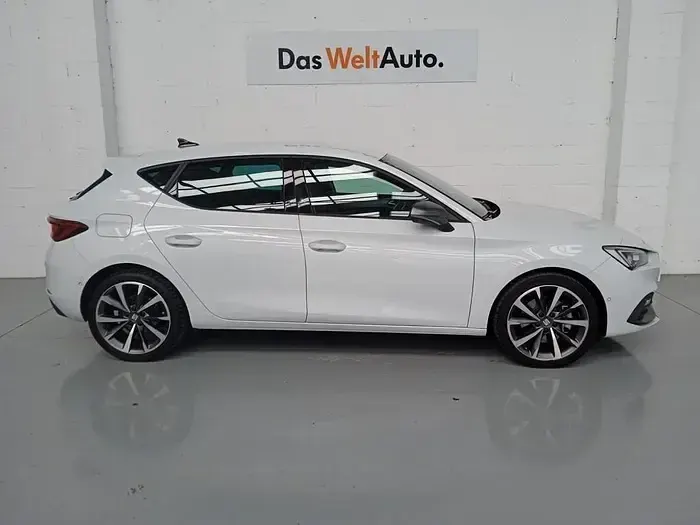 Usado Seat Leon FR 130 CV (95 kW) 2023 Blanco