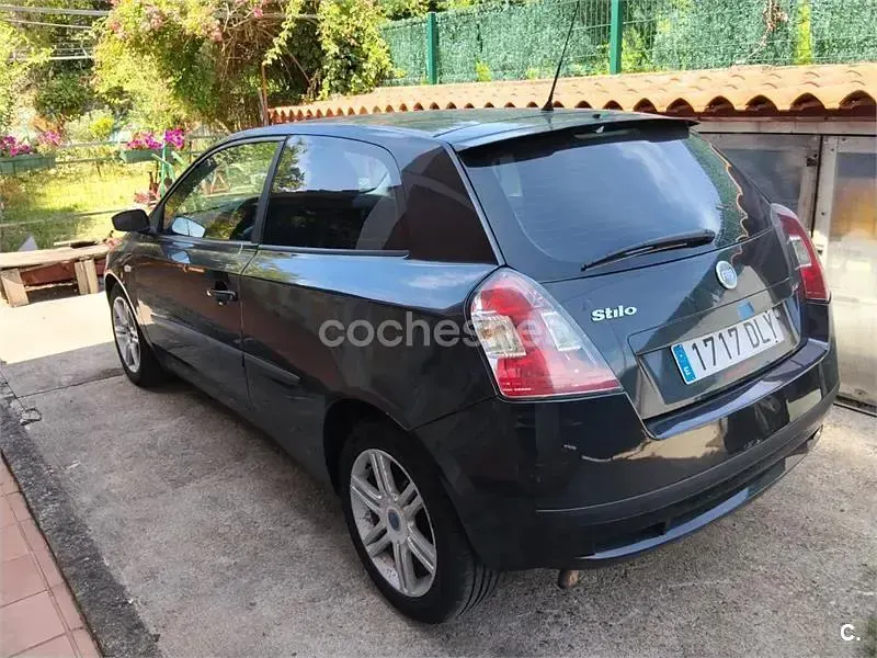 Usado Fiat Stilo Dynamic 103 CV (75 kW) 2005 Negro Berlina