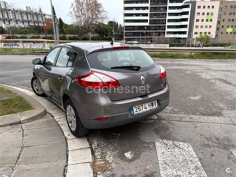 Usado Renault Mégane Dynamique 115 CV (84 kW) 2014 Gris / plata Berlina