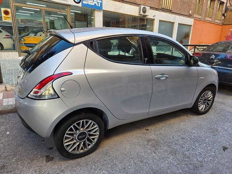 Usado Lancia Ypsilon Silver 69 CV (50 kW) 2012 Gris / plata Utilitario