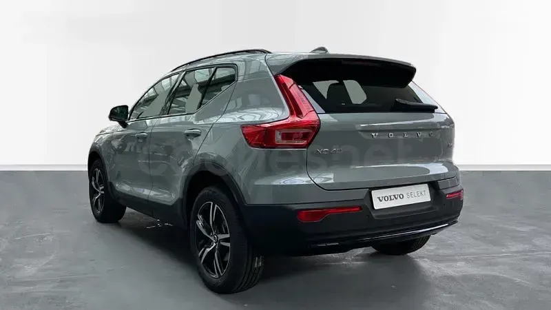 Usado Volvo XC40 Plus 163 CV (119 kW) 2025 Gris / plata SUV