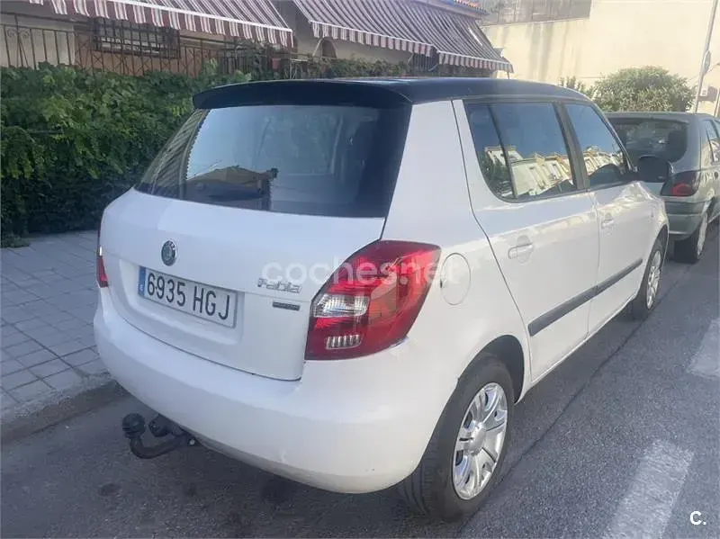 Usado Skoda Fabia 60 CV (44 kW) 2011 Blanco Berlina