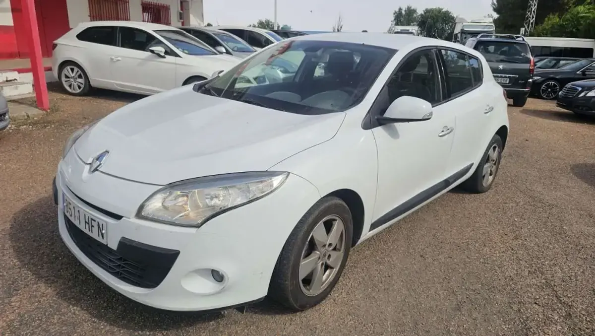 Usado Renault Mégane Dynamique 131 CV (96 kW) 2012 Blanco Berlina