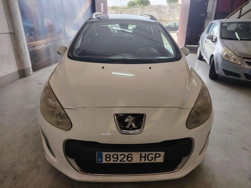 Usado Peugeot 308 SW Active 112 CV (82 kW) 2011 Blanco Familiar