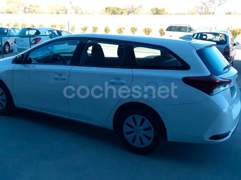 Usado Toyota Auris Active 90 CV (66 kW) 2017 Blanco Familiar
