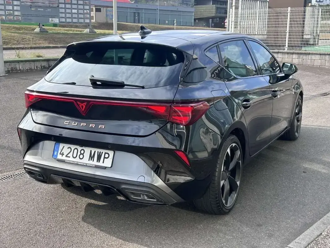 Usado Cupra Leon 150 CV (110 kW) 2024 Negro Utilitario