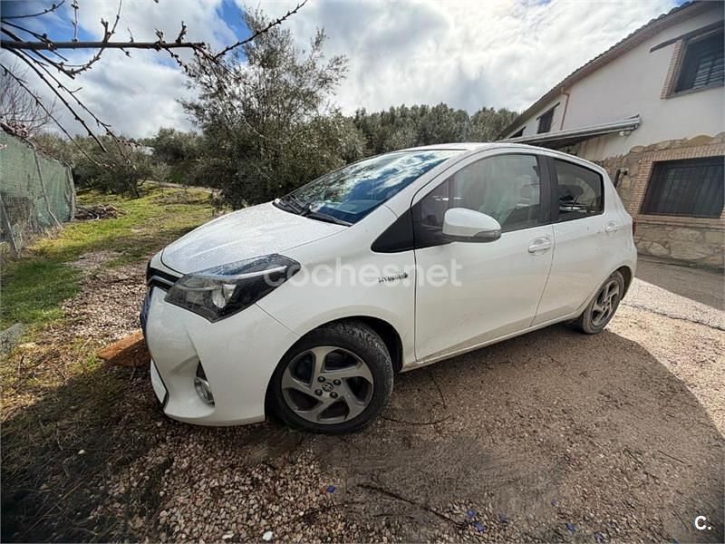 Usado Toyota Yaris Hybrid Active 100 CV (73 kW) 2016 Blanco Berlina
