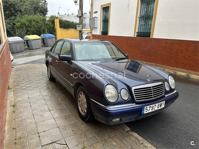 Usado Mercedes E300 Elegance 136 CV (100 kW) 1997 Azul Berlina