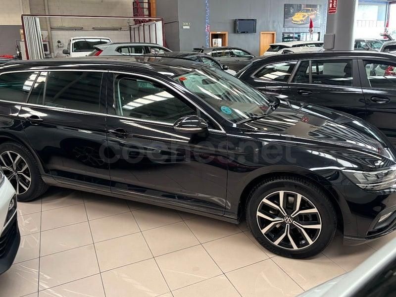 Usado VW Passat Executive 122 CV (89 kW) 2021 Negro Familiar