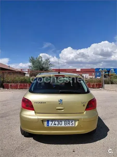 Usado Peugeot 307 110 CV (80 kW) 2001 Amarillo Utilitario