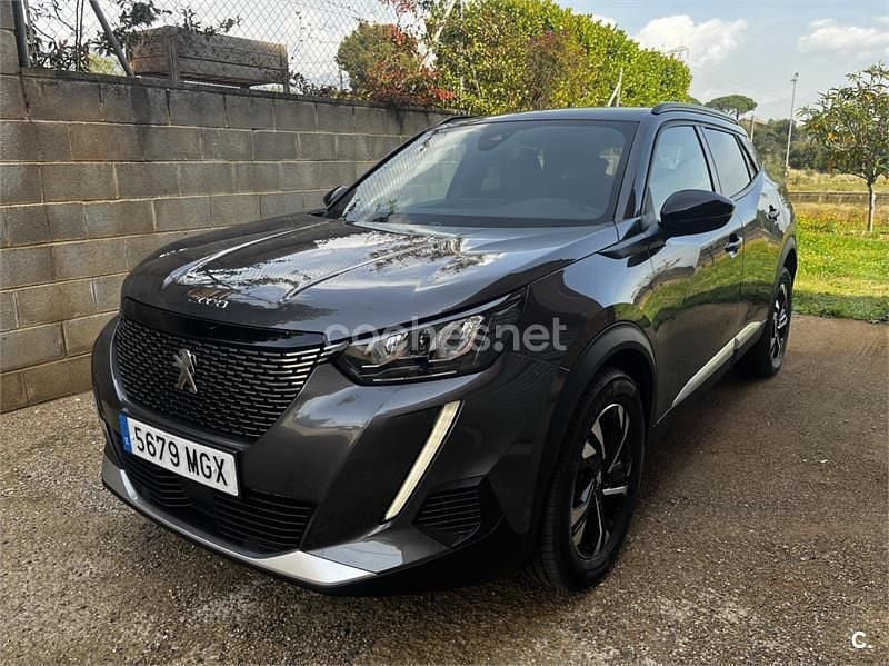 Usado Peugeot 2008 Allure 130 CV (95 kW) 2023 Gris / plata SUV