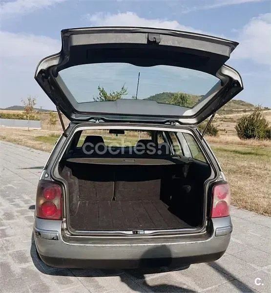 Usado VW Passat Advance 130 CV (95 kW) 2004 Gris / plata Familiar