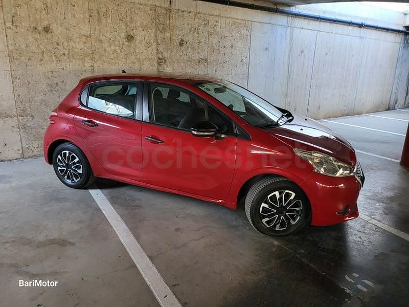 Usado Peugeot 208 Access 68 CV (50 kW) 2014 Granate Utilitario