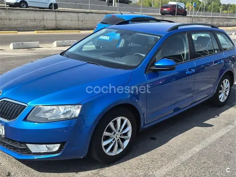 Usado Skoda Octavia Ambition 105 CV (77 kW) 2014 Azul Familiar