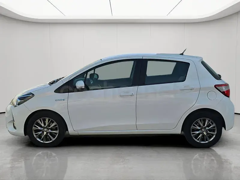 Usado Toyota Yaris Hybrid Active 100 CV (73 kW) 2020 Blanco Berlina