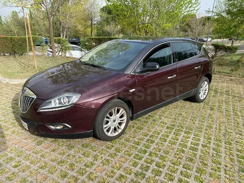 Usado Lancia Delta 120 CV (88 kW) 2009 Granate Utilitario
