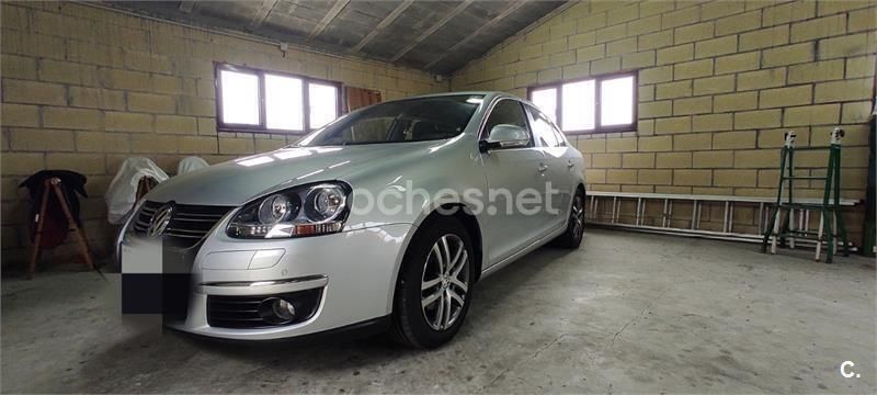 Gris / plata Usado 2009 VW Jetta Highline Berlina | 12.000 € - Imagen 1/4