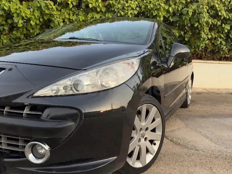 Usado Peugeot 207 CC Sport 110 CV (80 kW) 2007 Negro Descapotable