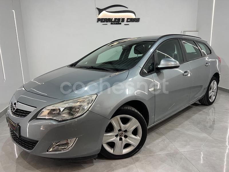 Gris / plata Usado 2012 Opel Astra Selective Familiar | 5590 € (Buen precio) - Imagen 1/4