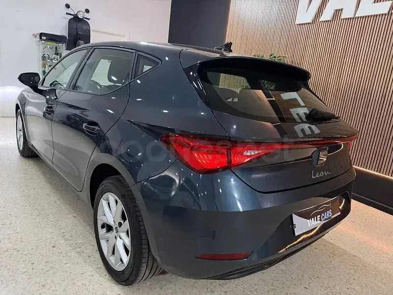 Usado Seat Leon Style 115 CV (84 kW) 2022 Gris / plata Berlina